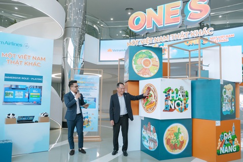 Du lịch thông minh cùng One S, bay Vietnam Airlines đồng giá 999.000 đồng- Ảnh 1. Ông Lê Hồng Hà - tổng giám đốc Vietnam Airlines (phải) - khai trương Trạm văn hóa One S - Outpost đầu tiên của hãng tại Hà Nội - Ảnh: VNA