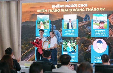 Du lịch thông minh cùng One S, bay Vietnam Airlines đồng giá 999.000 đồng- Ảnh 3. Ông Đặng Anh Tuấn - phó tổng giám đốc Vietnam Airlines - trao giải cho người chơi xuất sắc chinh phục chặng đường đầu tiên của One S - Ảnh: VNA