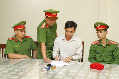 Gây thiệt hại 1,7 tỉ đồng, phó chủ tịch thị trấn ở Hậu Giang bị bắt- Ảnh 1. Gây thiệt hại 1,7 tỉ đồng, phó chủ tịch UBND thị trấn Vĩnh Viễn Phan Việt Đức bị bắt - Ảnh: HUY PHÁCH