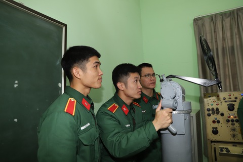 Phát động cuộc thi Robocon về chiến dịch Điện Biên Phủ, Điện Biên Phủ trên không- Ảnh 1. Học viên của Học viện Kỹ thuật quân sự có cơ hội hiểu sâu sắc hơn về chiến dịch Điện Biên Phủ năm 1954 và chiến dịch Điện Biên Phủ trên không năm 1972 thông qua cuộc thi Robocon - Ảnh minh họa: HVKTQS