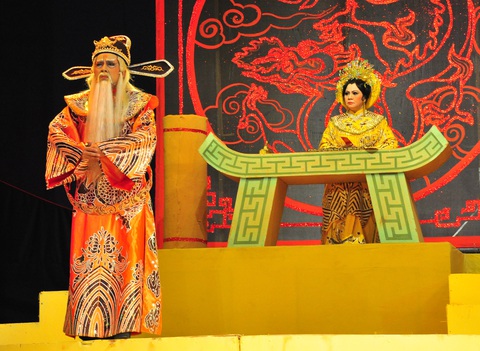Nghệ sĩ Thành Lộc (bìa trái, vai Lý Đạo Thành) và chị gái, nghệ sĩ Bạch Lê (vai Nguyên phi Ỷ Lan) trong vở Câu thơ yên ngựa tại Nhà hát Bến Thành năm 2010 - Ảnh: HOÀNG DŨNG Nghệ sĩ Thành Lộc (trái, vai Lý Đạo Thành) và chị gái, nghệ sĩ Bạch Lê (vai Nguyên phi Ỷ Lan) trong vở Câu thơ yên ngựa tại Nhà hát Bến Thành năm 2010 - Ảnh: HOÀNG DŨNG