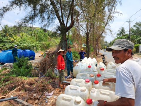 Thời tiết hôm nay 7-4: Nam Bộ, Tây Nguyên nắng nóng gay gắt- Ảnh 1. Thời tiết nắng nóng, khô hạn, hạn mặn xâm nhập mạnh khiến người dân miền Tây thiếu nước ngọt trầm trọng - Ảnh: BỬU ĐẤU