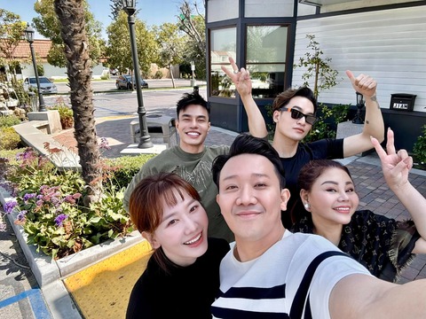 Trấn Thành cùng người vợ Hari Won và nhóm bạn trong đợt sang Mỹ quảng bá phim Mai - Ảnh: NVCC Trấn Thành cùng vợ Hari Won và nhóm bạn trong đợt sang Mỹ quảng bá phim Mai - Ảnh: NVCC