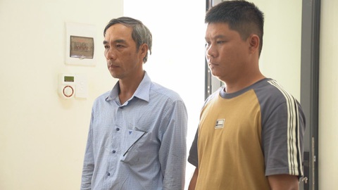 Ông Trí (trái) và Trường bị khởi tố về hành vi đưa, nhận hối lộ. Hai người này bị bắt vì múc đất cao tốc đem bán cho người dân - Ảnh: S.Đ. 2 ông Đoàn Hồng Trí (trái) và Nguyễn Hồng Trường bị bắt vì múc đất cao tốc đem bán cho người dân - Ảnh: SỸ ĐỨC