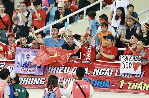 VFF đã rất quyết đoán!- Ảnh 1. Người hâm mộ bức xúc đòi HLV Troussier từ chức trên khán đài sân Mỹ Đình - Ảnh: N.KHÁNH