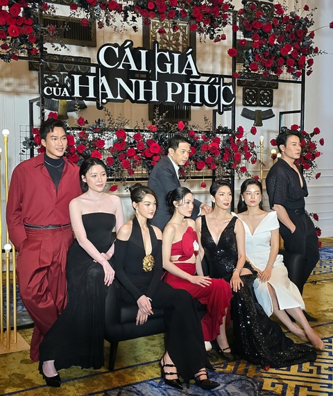 Dàn diễn viên phim Cái giá của hạnh phúc gồm Thái Hòa, Xuân Lan, Uyển Ân, Lâm Thanh Nhã, Bé Quyên, Trâm Anh... - Ảnh: MI LY Dàn diễn viên phim Cái giá của hạnh phúc gồm Thái Hòa, Xuân Lan, Uyển Ân, Lâm Thanh Nhã, Bé Quyên, Trâm Anh... - Ảnh: MI LY