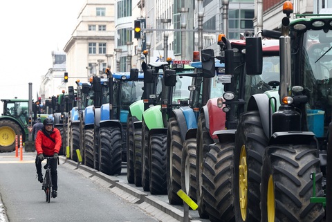 Nông dân Bỉ biểu tình trên đường phố Brussels hôm 26-3 nhằm tạo sức ép buộc EU sửa lại thỏa thuận miễn thuế nông sản Ukraine - Ảnh: REUTERS Nông dân Bỉ biểu tình trên đường phố Brussels hôm 26-3 nhằm tạo sức ép buộc EU sửa lại thỏa thuận miễn thuế nông sản Ukraine - Ảnh: REUTERS