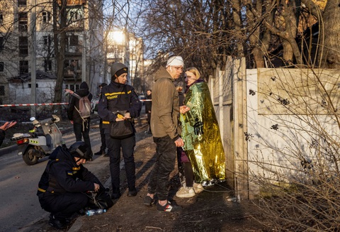 Người dân bị thương sau vụ không kích của Nga vào Kharkov ngày 27-3 - Ảnh: REUTERS Người dân bị thương sau vụ không kích của Nga vào Kharkov ngày 27-3 - Ảnh: REUTERS