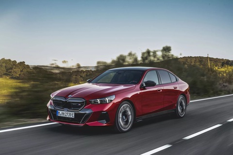 Xe điện thống trị giải xe của năm, 4 xe dẫn đầu sắp về Việt Nam- Ảnh 4. BMW 5-Series và i5 đồng giải nhất hạng mục xe sang - Ảnh: BMW
