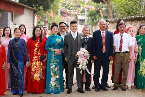 Ông Park Hang Seo đến sớm dự đám cưới Quang Hải- Ảnh 4. Gia đình Nguyễn Quang Hải chuẩn bị đi trước dâu - Ảnh: SÓNG NGHỆ
