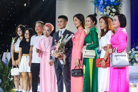 'Lộ' thực đơn tiệc cưới Quang Hải, có 1 món tưởng lạ mà lại quen- Ảnh 1. Chú rể Quang Hải trong buổi sáng nay - Ảnh: THANH XUÂN