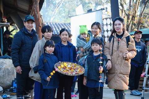 Lý Hải để 4 con đóng vai nghèo khổ, không ưu ái khi chọn vào Lật mặt 7- Ảnh 1. Vợ chồng Lý Hải - Minh Hà cùng 4 con và diễn viên Oanh Kiều tại bối cảnh phim ở Lâm Đồng