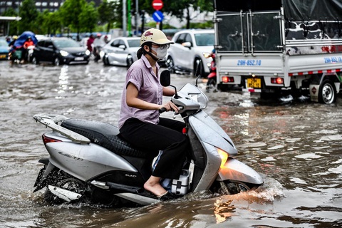 Cần đầu tư tối thiểu 9 tỉ USD để có đủ nước sạch và thoát nước- Ảnh 1. Đường phố Hà Nội ngập úng sau mỗi cơn mưa lớn - Ảnh: NAM TRẦN