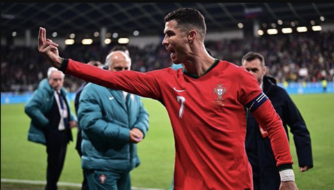 Ronaldo nổi giận 'vung tay múa chân' với trọng tài- Ảnh 1. Ronaldo phản ứng với trọng tài - Ảnh: GETTY