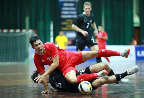 Futsal Việt Nam hòa New Zealand- Ảnh 1. Đội tuyển futsal Việt Nam (áo đỏ) trong trận hòa New Zealand - Ảnh: AN TÔ