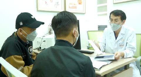 Bác sĩ khuyến cáo nam giới gặp vấn đề sinh lý nên đến bệnh viện thăm khám - Ảnh: DƯƠNG LIỄU Bác sĩ khuyến cáo nam giới gặp vấn đề sinh lý nên đến bệnh viện thăm khám - Ảnh: DƯƠNG LIỄU