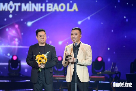 Nhạc sĩ Đỗ Bảo (bìa phải) là nghệ sĩ lớn tuổi nhất được xướng tên tại Cống hiến 2024 - Ảnh: NAM TRẦN Nhạc sĩ Đỗ Bảo (phải) là nghệ sĩ lớn tuổi nhất được xướng tên tại Cống hiến 2024 - Ảnh: NAM TRẦN