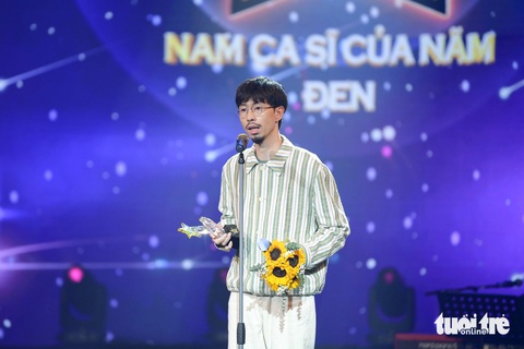 Hòa Minzy hỏi bà con Bắc Ninh vui không, Đen Vâu tự nhận 'âm nhạc kỳ quặc' ở Cống hiến 2024- Ảnh 4. Đen Vâu phát biểu khi nhận giải Nam ca sĩ của năm - Ảnh: NAM TRẦN