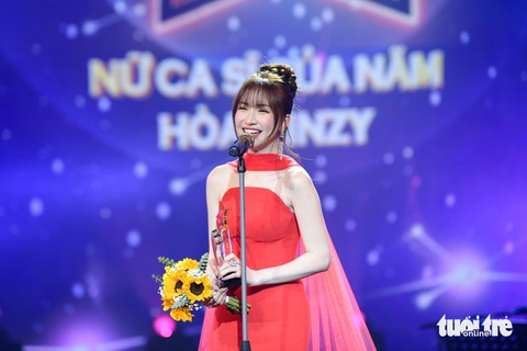 Hòa Minzy hỏi bà con Bắc Ninh vui không, Đen Vâu tự nhận 'âm nhạc kỳ quặc' ở Cống hiến 2024- Ảnh 5. Hòa Minzy hỏi: "Có phải Bắc Ninh thân yêu của Hòa cũng đang vui lắm đúng không?" khi thắng giải Nữ ca sĩ của năm - Ảnh: NAM TRẦN
