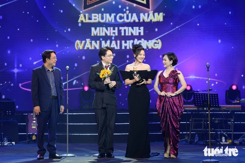 Văn Mai Hương bắt tay Hứa Kim Tuyền ra Minh tinh, mang giải Album của năm về nhà - Ảnh: NAM TRẦN Văn Mai Hương bắt tay Hứa Kim Tuyền ra Minh tinh, mang giải Album của năm về nhà - Ảnh: NAM TRẦN