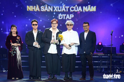 DTAP nhận giải Nhà sản xuất của năm - Ảnh: NAM TRẦN DTAP nhận giải Nhà sản xuất của năm - Ảnh: NAM TRẦN