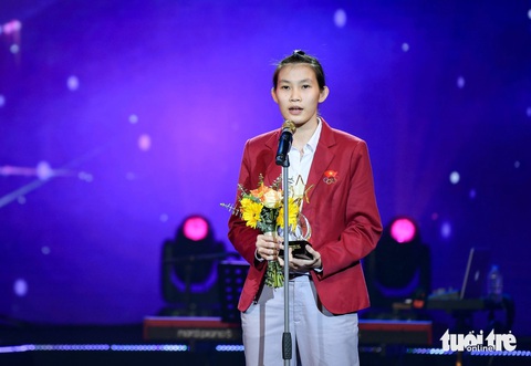 Tuyển thủ Trần Thị Ngọc Yến được xướng tên ở hạng mục Gương mặt trẻ thể thao của năm. Ở tuổi 19, cô em út của đội tuyển cầu mây quốc gia đã cùng các đồng đội trải qua một năm thi đấu đầy thành công, đem về tấm HCV ASIAD 19 cho cầu mây Việt Nam sau 17 năm chờ đợi, bên cạnh ngôi vô địch châu Á và thế giới nội dung đội tuyển 4 nữ trong năm 2023 - Ảnh: NAM TRẦN Tuyển thủ Trần Thị Ngọc Yến được xướng tên ở hạng mục Gương mặt trẻ thể thao của năm. Ở tuổi 19, cô em út của đội tuyển cầu mây quốc gia đã cùng các đồng đội trải qua một năm thi đấu đầy thành công, đem về tấm HCV Asiad 19 cho cầu mây Việt Nam sau 17 năm chờ đợi, bên cạnh ngôi vô địch châu Á và thế giới nội dung đội tuyển 4 nữ trong năm 2023 - Ảnh: NAM TRẦN