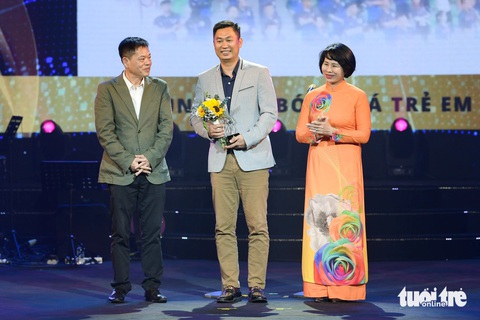 Khối lượng tập luyện của VĐV đua xe đạp và bơi lội được ví với chu vi Trái đất- Ảnh 2. Ông Lê Hoài Nam (giữa) - sáng lập VietGoal - kể ông nhớ mãi một câu nói của HLV Alfred Riedl hơn 10 năm trước, nói “bóng đá Việt Nam xây nhà từ nóc”. 12 năm qua, VietGoal đã thuyết phục hàng chục nghìn phụ huynh cho trẻ em học bóng đá từ nhỏ. Ông tin khi có nhiều trẻ em được chơi bóng đá cũng là cách ta xây ngôi nhà bóng đá Việt Nam từ móng - Ảnh: NAM TRẦN