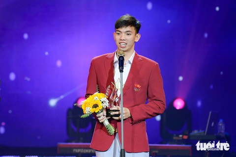 Khối lượng tập luyện của VĐV đua xe đạp và bơi lội được ví với chu vi Trái đất- Ảnh 4. Thành tích giành vé dự Olympic 2024, giành 2 HCĐ Asiad 19 và 3 HCV, 1 HCĐ SEA Games 32, cùng với sự ủng hộ của người hâm mộ và bình chọn từ hội đồng chuyên môn đã giúp Nguyễn Huy Hoàng lần đầu tiên giành chiến thắng ở Giải thưởng Cống hiến - Ảnh: NAM TRẦN