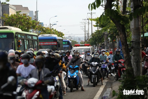 Kẹt xe 'tứ phía' tại giao lộ Kha Vạn Cân - đường số 2, TP Thủ Đức- Ảnh 3. Xe cứu thương bị