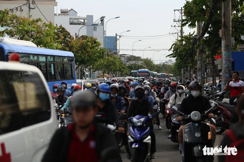 Kẹt xe 'tứ phía' tại giao lộ Kha Vạn Cân - đường số 2, TP Thủ Đức- Ảnh 4. Đường Kha Vạn Cân, hướng từ chợ Thủ Đức đi đường Phạm Văn Đồng là đường hai chiều. Tuy nhiên, do kẹt xe, phải chờ đợi lâu, xe máy lấn luôn sang chiều ngược lại - Ảnh: MINH HÒA