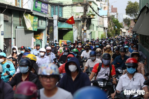 Kẹt xe 'tứ phía' tại giao lộ Kha Vạn Cân - đường số 2, TP Thủ Đức- Ảnh 5. Đường 37 ngay giao lộ đường Kha Vạn Cân - đường số 2 cũng bị ảnh hưởng, người dân từ đường Phạm Văn Đồng đi vào bị kẹt xe kéo dài - Ảnh: MINH HÒA