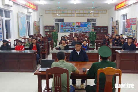 2 người Trung Quốc đưa 21 người Việt xuất cảnh trái phép qua Lào- Ảnh 1. Biên phòng Quảng Trị làm việc với người đàn ông tổ chức đưa người xuất cảnh trái phép qua Lào - Ảnh: PHƯỚC TRUNG