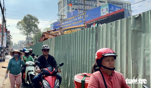 Sẽ 'làm ngày, làm đêm' tại dự án đường Võ Văn Ngân- Ảnh 1. Hiện nay, đường Võ Văn Ngân có hai đoạn được rào chắn thi công (mỗi đoạn khoảng 100m). Do đây là tuyến đường lớn, lượng xe đông nên đi lại khó khăn giờ cao điểm - Ảnh: THU DUNG