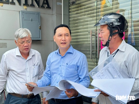 Sẽ 'làm ngày, làm đêm' tại dự án đường Võ Văn Ngân- Ảnh 2. Phó chủ tịch UBND TP Thủ Đức Mai Hữu Quyết (giữa) kiểm tra, chỉ đạo các đơn vị “làm ngày, làm đêm” dự án Võ Văn Ngân - Ảnh: THU DUNG