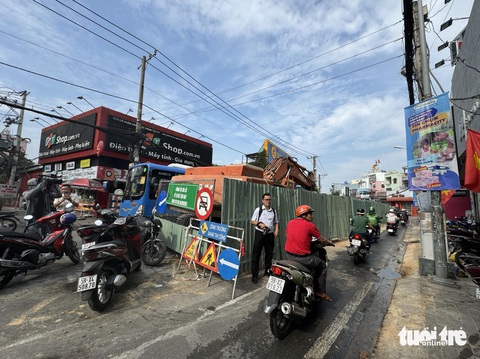 Sẽ 'làm ngày, làm đêm' tại dự án đường Võ Văn Ngân- Ảnh 3. Các đơn vị đang tập trung máy móc, nhân sự thi công ngày đêm, kịp hoàn thành dự án đường Võ Văn Ngân trước dịp 30-4 - Ảnh: THU DUNG