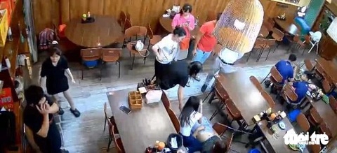Từ vụ nữ điều dưỡng cứu du khách ngưng tim ở Đà Nẵng: Đừng bỏ quên dạy sơ cấp cứu- Ảnh 1. Nữ điều dưỡng Đặng Thị Hạ (Bệnh viện Bạch Mai) cứu sống du khách Ấn Độ bị ngưng tuần hoàn trong một nhà hàng tại Đà Nẵng - Ảnh: cắt từ clip