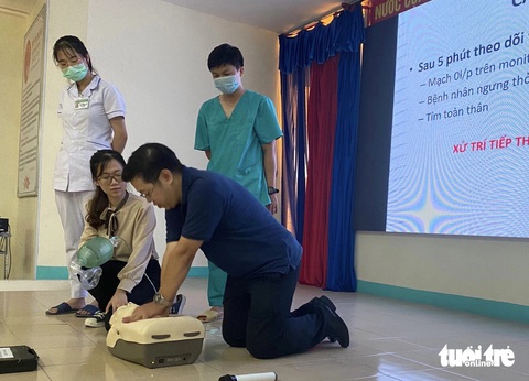 Từ vụ nữ điều dưỡng cứu du khách ngưng tim ở Đà Nẵng: Đừng bỏ quên dạy sơ cấp cứu- Ảnh 3. Bác sĩ Hiếu tập huấn kỹ năng sơ cấp cứu cho nhân viên y tế tuyến dưới - Ảnh: BV
