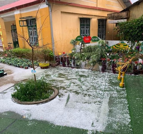 Dông lốc, mưa đá ở Hà Giang và Yên Bái, trường học tốc mái, sập cả ki ốt chợ- Ảnh 4. Trận mưa đá ở Mù Cang Chải kéo dài khoảng 30 phút - Ảnh: A.LÙ