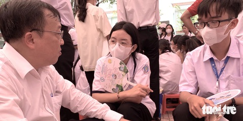 Đại học có được đào tạo chất lượng cao để thu học phí cao?- Ảnh 4. ThS Lê Văn Hiển chia sẻ thông tin tuyển sinh và chương trình chất lượng cao của Trường đại học Luật TP.HCM cho học sinh trong chương trình tư vấn tuyển sinh - hướng nghiệp 2024 - Ảnh: TRẦN HUỲNH