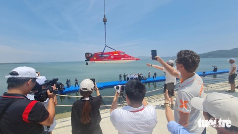 Hạ thủy 2 thuyền đua của đội F1H2O Bình Định - Việt Nam trước sự chứng kiến của nhiều khán giả - Ảnh: LÂM THIÊN Hạ thủy 2 thuyền đua của đội đua thuyền máy F1H2O Bình Định - Việt Nam trước sự chứng kiến của nhiều khán giả - Ảnh: LÂM THIÊN