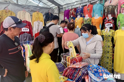 Lựa chọn áo dài tại Ngày hội Thương nhân quận 5 với áo dài Việt 2024 - Ảnh: HOÀI PHƯƠNG Lựa chọn áo dài tại Ngày hội Thương nhân quận 5 với áo dài Việt 2024 - Ảnh: HOÀI PHƯƠNG