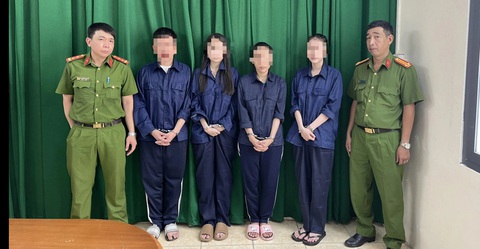 Nhà hàng ở quận 1 cho nhân viên bán dâm, thu khoảng 10 tỉ đồng/tháng- Ảnh 1. Những người bị bắt giữ tại cơ quan công an - Ảnh: Công an cung cấp