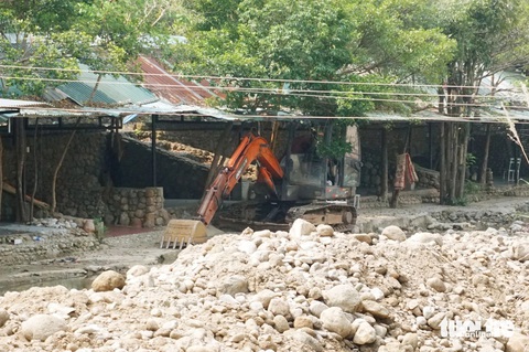Thượng nguồn suối Lương Đà Nẵng: Ngổn ngang toàn đá- Ảnh 8. Đưa máy móc xuống suối để nạo vét, tạo dòng chảy - Ảnh: ĐOÀN CƯỜNG