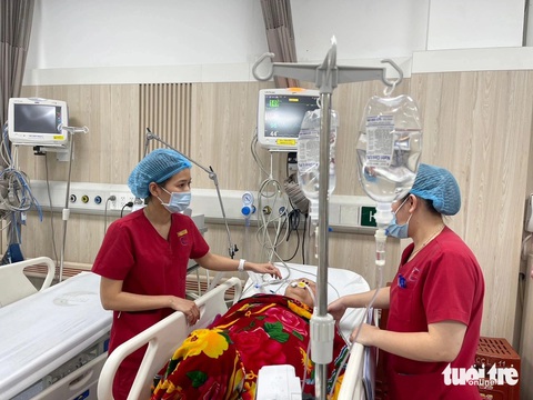 Đề xuất khen thưởng, tặng voucher du lịch cho nữ điều dưỡng cứu du khách ngưng tim ở Đà Nẵng- Ảnh 1. Nữ điều dưỡng Đặng Thị Hạ (bìa trái) làm việc ở Bệnh viện Bạch Mai