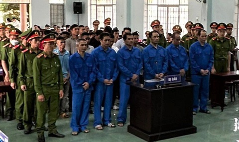 Phá hàng rào công ty, 21 người lãnh án- Ảnh 1. Các bị cáo thừa nhận hành vi phá hàng rào công ty, mong được giảm nhẹ hình phạt - Ảnh: K.C.