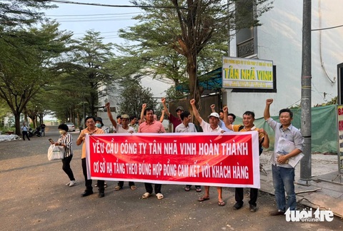 Vụ người dân kêu cứu ở dự án Tân Nhã Vinh, đề xuất kiểm tra dự án- Ảnh 1. Người dân khu nhà ở Tân Nhã Vinh đồng loạt gửi đơn kêu cứu, đề nghị chủ đầu tư thực hiện đúng cam kết với khách hàng - Ảnh: HIẾU GIANG