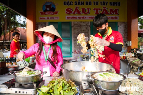 Cơm muối hoàng cung lần đầu có mặt tại lễ hội văn hóa ẩm thực ở TP.HCM- Ảnh 4. Món gỏi bò tơ đặc sản Tây Ninh được làm trực tiếp ngay tại quầy - Ảnh: PHƯƠNG QUYÊN