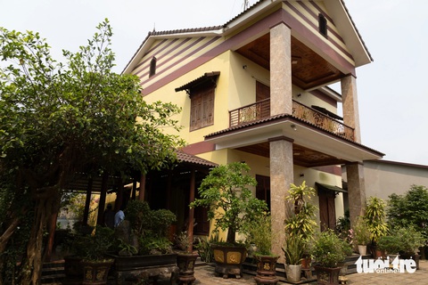 Phó chủ tịch tỉnh tới từng nhà dân đối thoại 'gỡ' mặt bằng cao tốc- Ảnh 3. Căn nhà 2 tầng kiên cố của ông Nguyễn Vinh vẫn chưa được tháo dỡ dù còn 4 ngày là hạn cuối bàn giao mặt bằng - Ảnh: HOÀNG TÁO