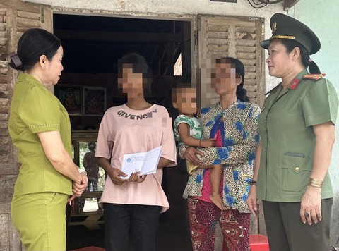 Nhiều phụ nữ bị lừa bán ra nước ngoài- Ảnh 1. Các ngành chức năng thăm hỏi, động viên tinh thần một trong ba gia đình bị lừa sang Trung Quốc - Ảnh: Công an cung cấp
