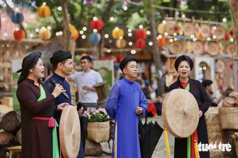 Biểu diễn Văn nghệ tại Lễ hội - ảnh: PHƯƠNG QUYÊN Biểu diễn văn nghệ tại lễ hội - Ảnh: PHƯƠNG QUYÊN